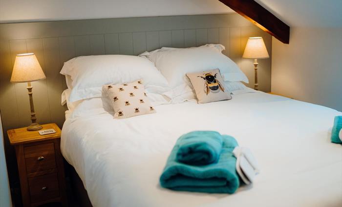 Plas 2nd bedroom as kingsize